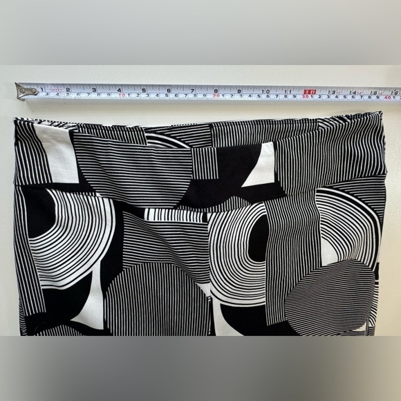 NWOT Joseph Ribkoff White Black Geometric Print
Millennium Cropped Pants Size 12 - Picture 7 of 7